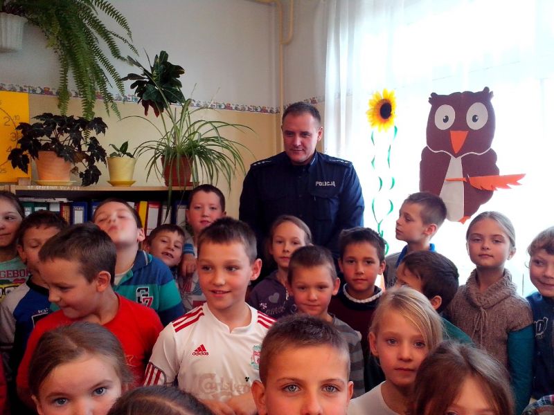 Spotkanie z policjantem w Szkole Podstawowej w Grabkowie